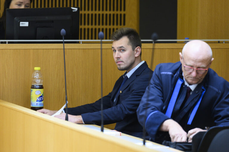 Řidič tramvaje u soudu popřel, že napadl a hanobil Ukrajince s dítětem