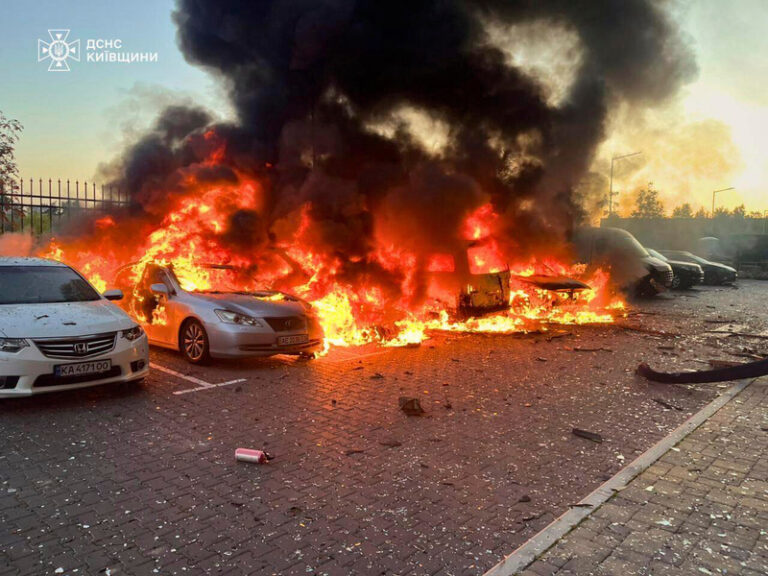 Stovky ruských dronů a střel útočily na Ukrajiny, tři lidi zabily, uvedl Kyjev
