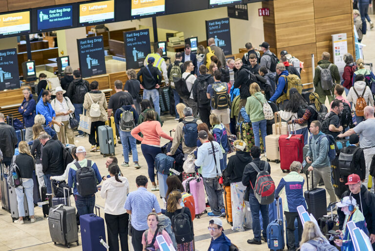 Letiště v Berlíně a Bruselu dál čelí dopadům kyberútoku, Praha je bez potíží