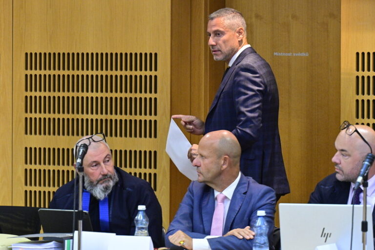 Kos uznal vinu v kauze Dozimetr, Hlubuček ji odmítl