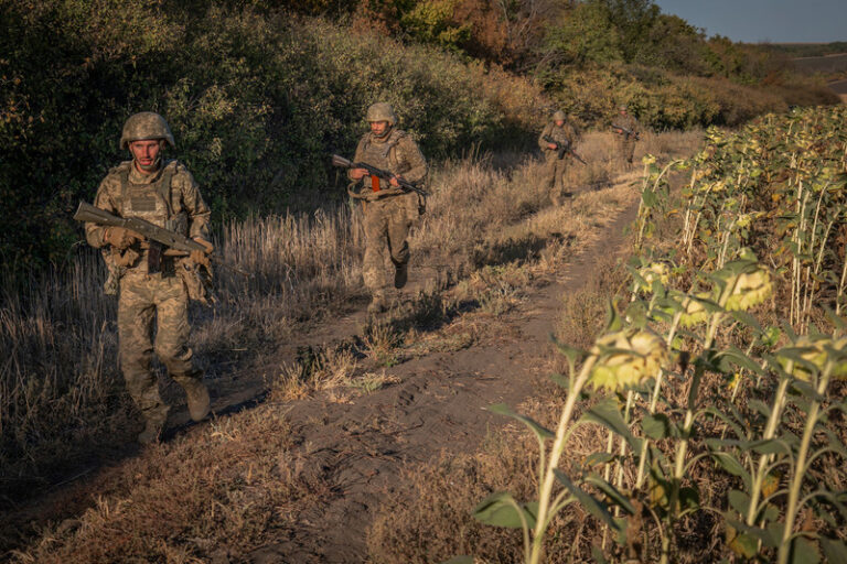 Ukrajina informuje o obětech ruských útoků, Moskva o desítkách dronů z Ukrajiny