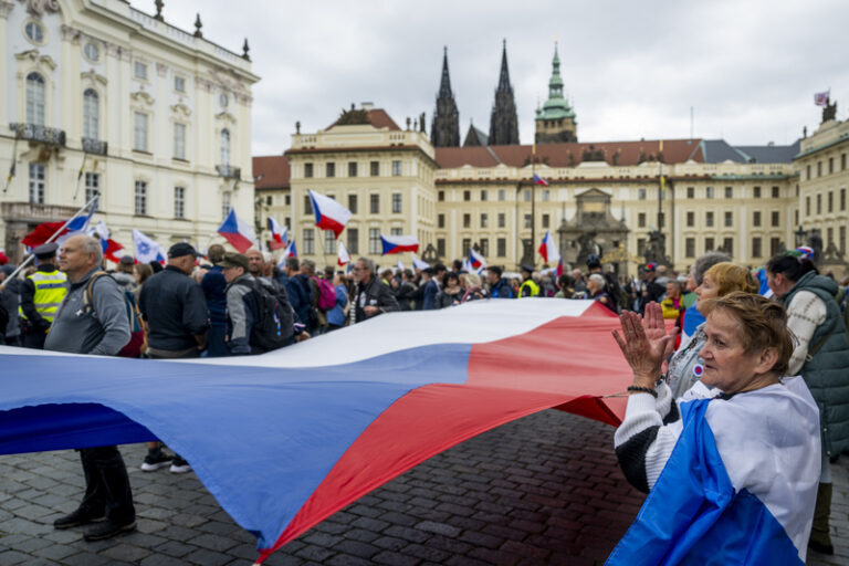 Demonstranti u Hradu vyzývali prezidenta, aby respektoval volby
