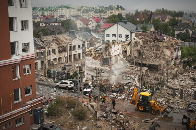 Rusko v noci vyslalo na Ukrajinu 500 dronů a přes 40 raket, čtyři mrtví