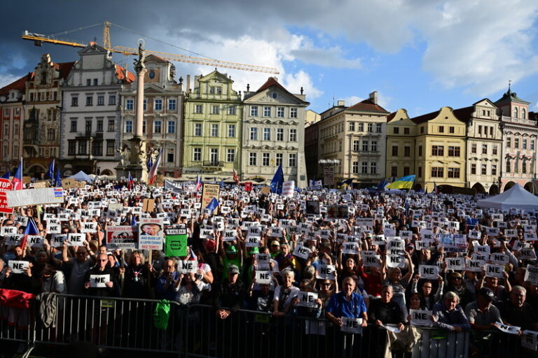V Praze se sešly tisíce lidí na akci nazvané Zabraňme vládě extremistů