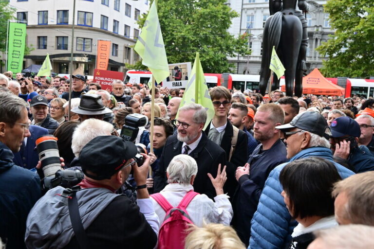 Koalice Spolu završila kampaň v Brně happeningem, dorazily stovky lidí