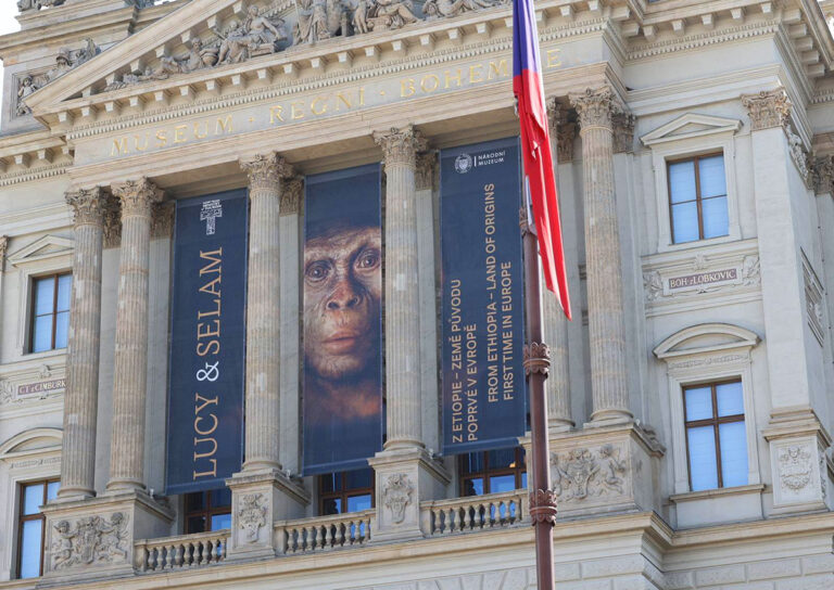 Sundání ukrajinské vlajky z Národního muzea: symbolické gesto, nebo jen reklama?