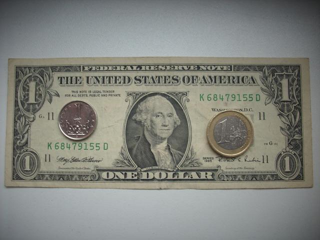 Koruna lehce oslabila k euru i dolaru, index PX klesl