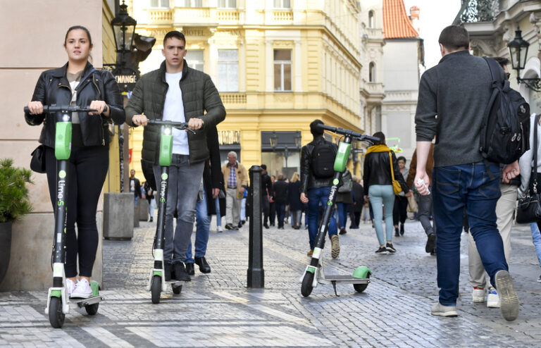 Praha od ledna zakáže poskytování sdílených elektrokoloběžek