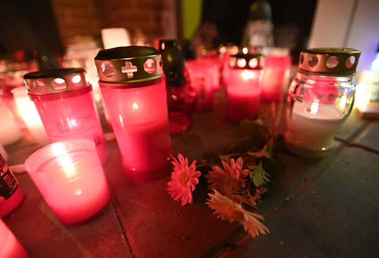 Desítky lidí v Praze a Brně zapálily kvůli Turkovi svíčky za oběti rasismu