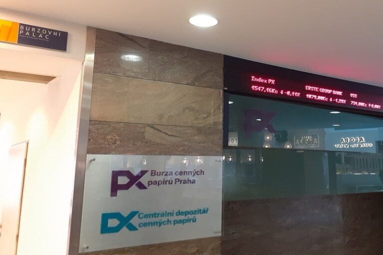 Koruna oslabila k euru a výrazněji vůči dolaru, burza zvýšila maximum