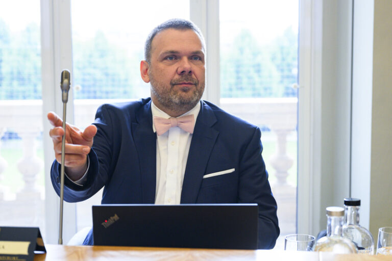 Učitelům vzrostou tarify o 7 %, pomocným profesím ve školství o 2000 Kč