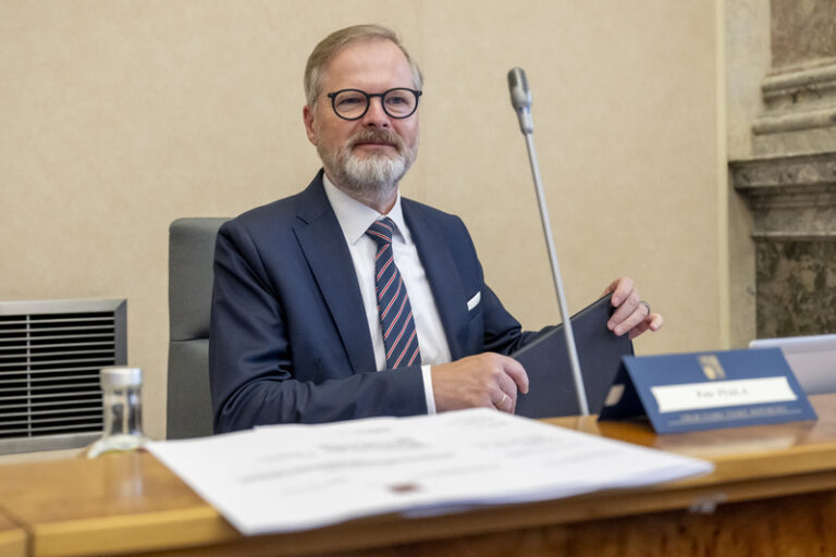 Vláda projedná růst platů učitelů nebo nákup lehkých obrněných vozidel