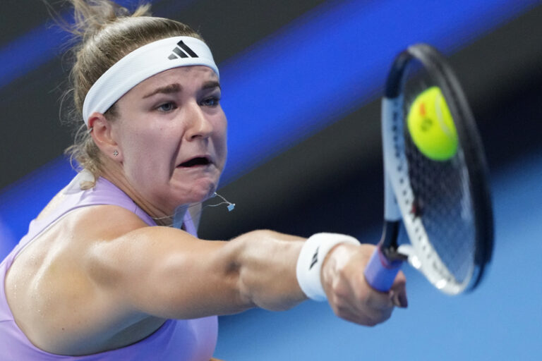 Tenistky Nosková a Muchová ve Wu-chanu postoupily, Bouzková dohrála