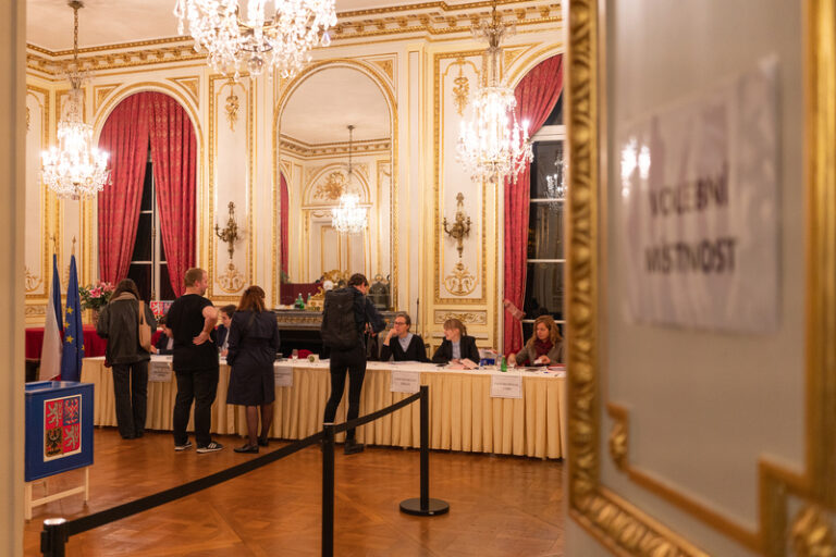 Účast v českých volbách byla v Paříži nejvyšší za nejméně 20 let