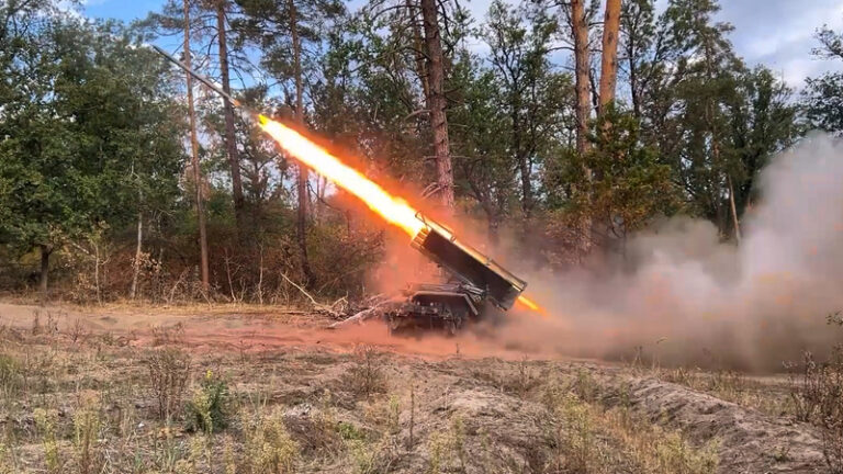 Rusové podle médií zasáhli na Ukrajině vlak, tři desítky zraněných
