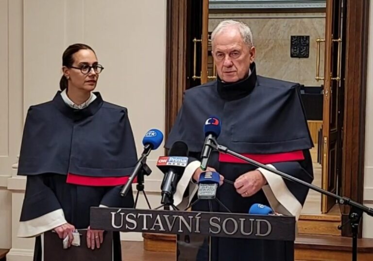 Zmrazení platů v justici před ÚS neobstálo, stát je musí zpětně doplatit