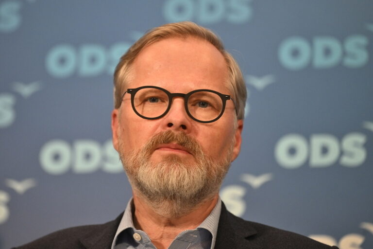 Babiš vyzval Fialu, aby na summitu EU odmítl nové klimatické cíle