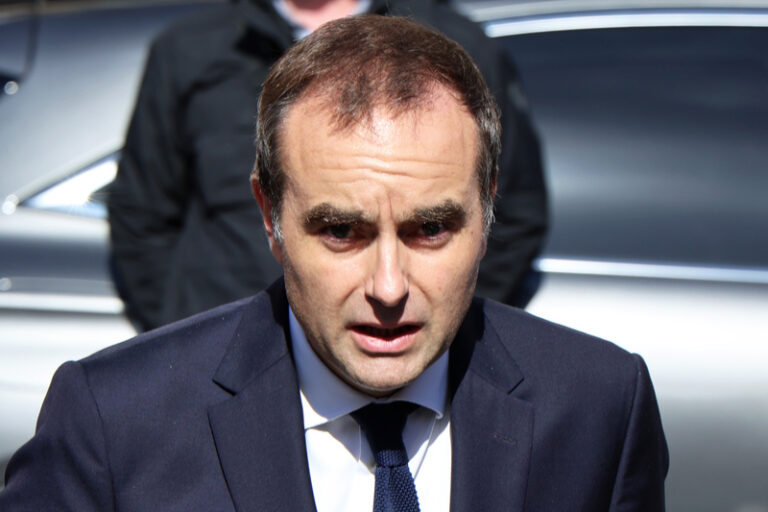 Macron chce podle Elysejského paláce jmenovat nového premiéra do 48 hodin