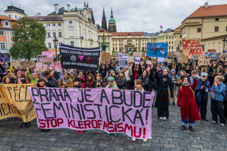 Stovky podporovatelů ženských a queer práv prošly centrem Prahy