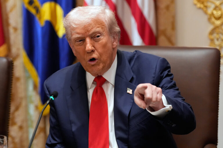 Trump telefonicky hovoří s Putinem, konverzaci označil za dlouhou