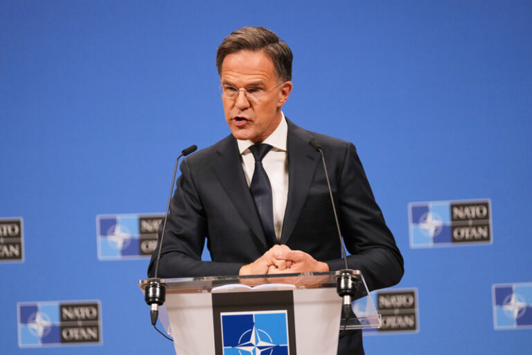 Do dodávek americké pomoci Ukrajině se chce zapojit řada spojenců, řekl Rutte
