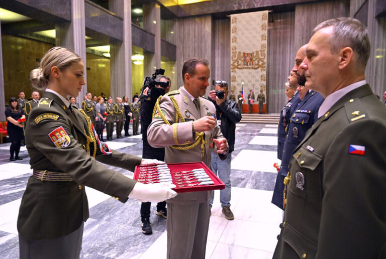 Česká armáda má 19 nových plukovníků, na Vítkově je jmenoval Řehka