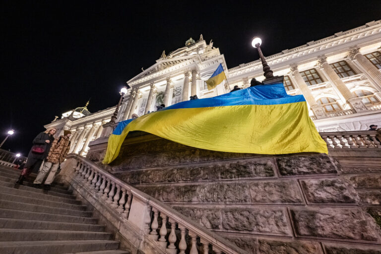 Demonstranti symbolicky vrátili vlajku Ukrajiny na Národní muzeum