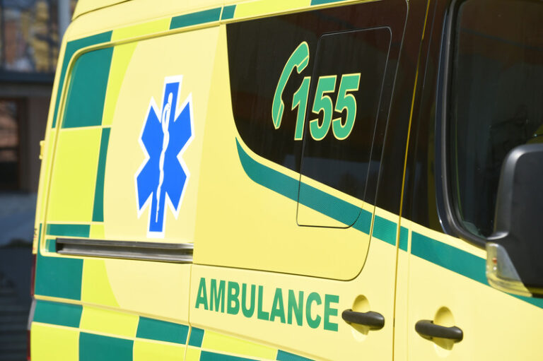 V Chebu se při nehodě sanitky a auta zranilo šest lidí, z toho čtyři děti