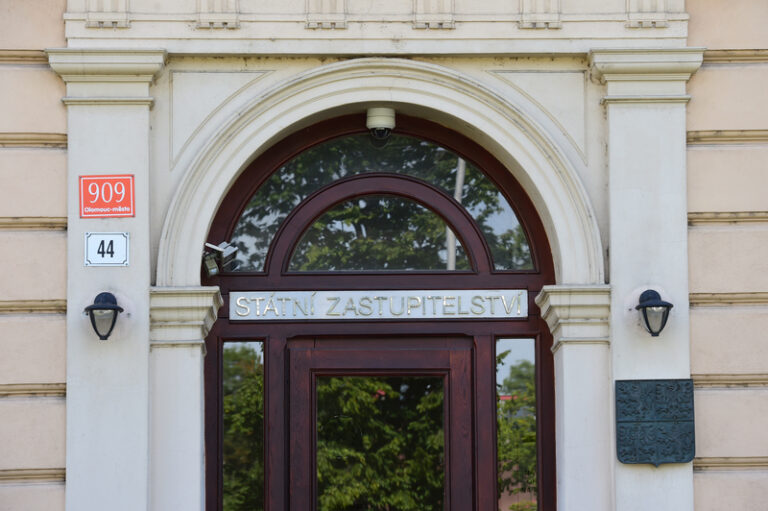 Státní zástupci podají žaloby kvůli doplacení platů za letošní únor a březen