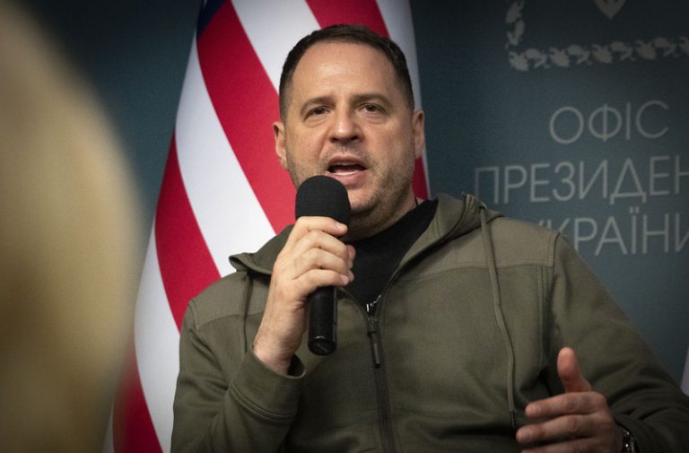 Odvolaný ukrajinský činitel Jermak listu New York Post sdělil, že jde na frontu