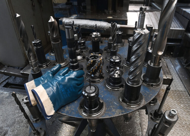 Podmínky v českém zpracovatelském průmyslu se říjnu prudce horšily