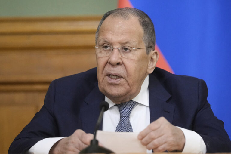 Pro dosažení míru na Ukrajině se musí zohlednit zájmy Ruska, řekl Lavrov