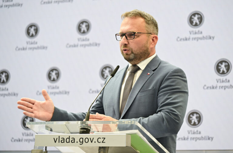 Chybějící peníze mají dostat MŠMT, MZe, MPSV a zemědělství do konce listopadu