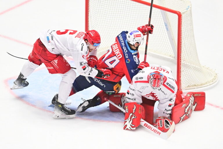 V hokejové extralize se před pauzou utkají první Třinec a třetí Pardubice