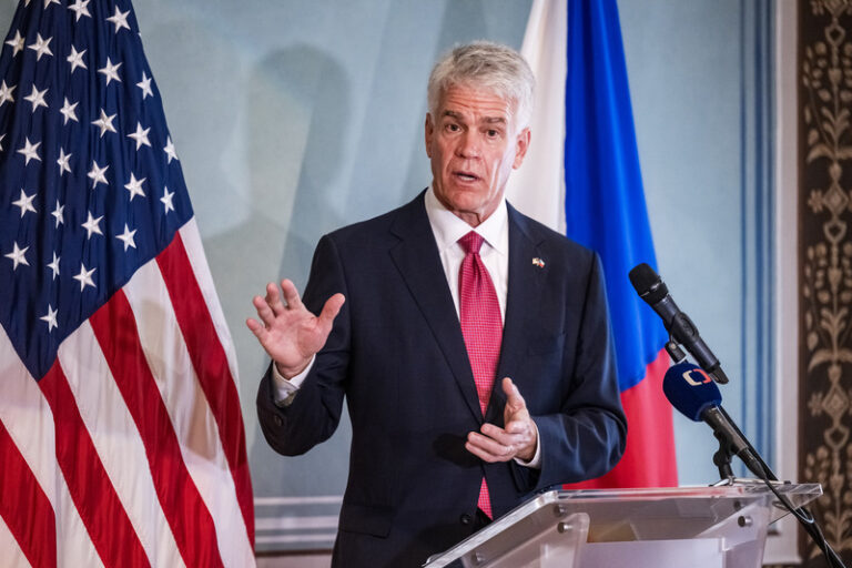 Fiala jednal s americkým velvyslancem, mimo jiné o bezpečnosti