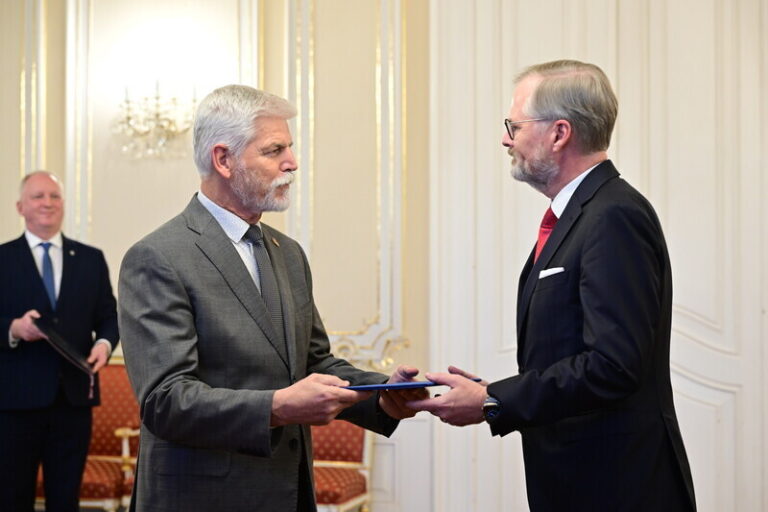 Pavel přijal demisi vlády, pověřil ji k prozatímnímu vykonávání funkce