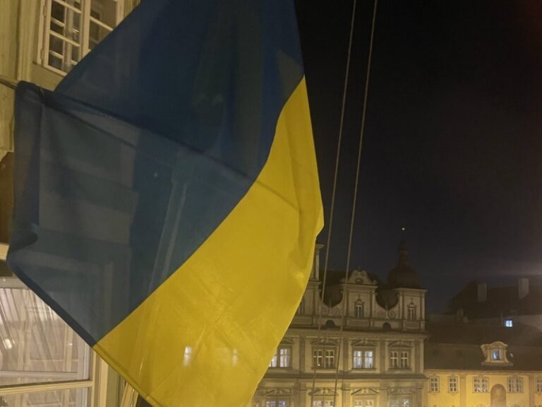 Okamura nechal z budovy Sněmovny odstranit ukrajinskou vlajku