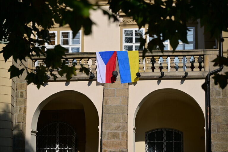 Kyjev a Moskva rozdílně reagují na sejmutí ukrajinské vlajky