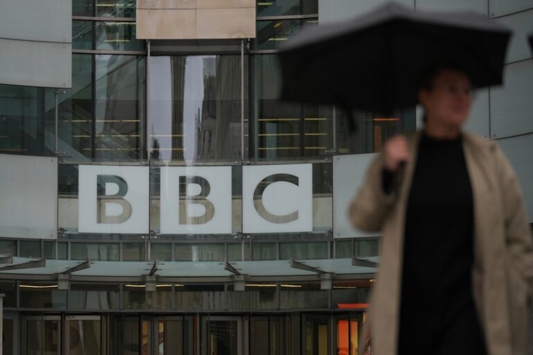 BBC čelí dalšímu obvinění z úpravy projevu Trumpa; omluvila se mu
