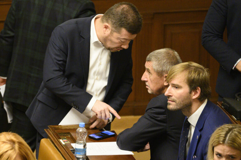 ANO, SPD a Motoristé už předložili návrh na pětileté zmrazení platů politiků