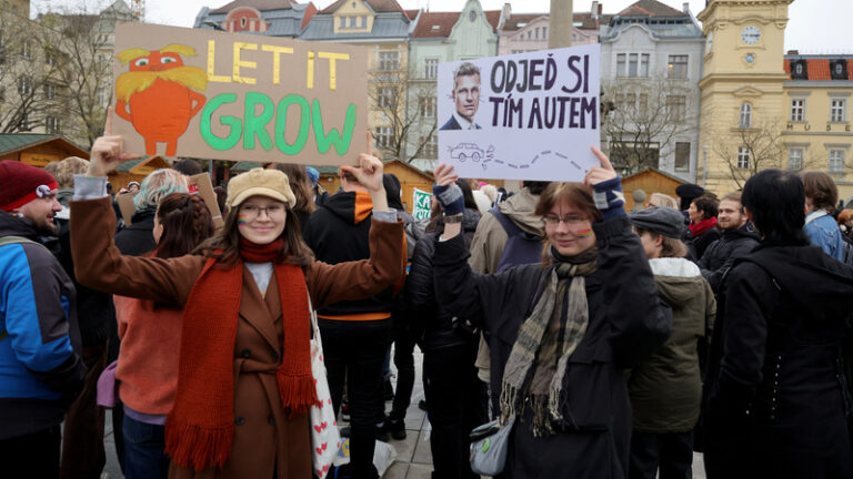 Přes 100 lidí v Ostravě protestovalo proti možné účasti Macinky a Turka ve vládě