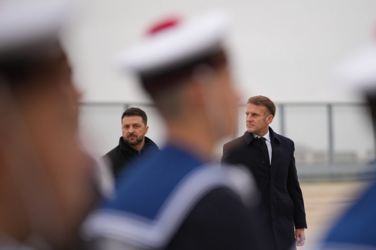 Zelenskyj se v pondělí sejde s Macronem v Paříži, oznámil Elysejský palác