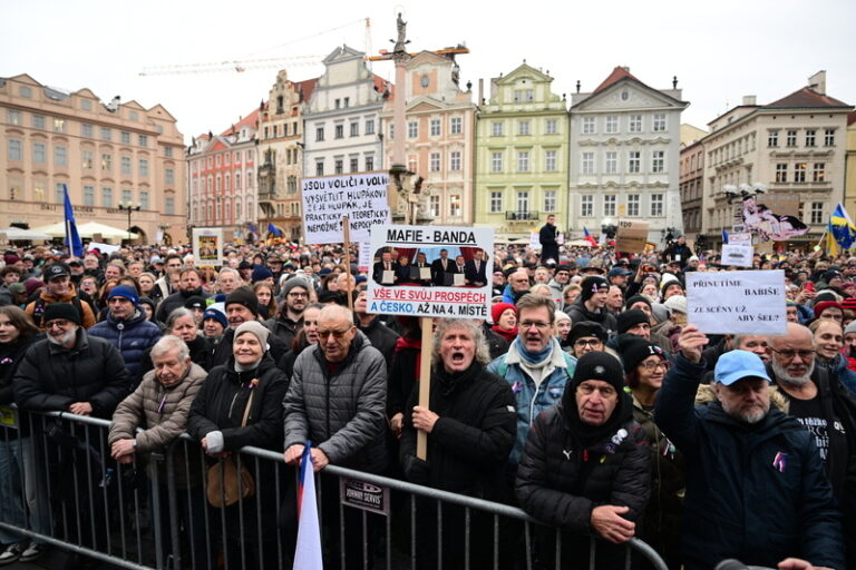 Tisíce lidí se v centru Prahy zúčastnily demonstrace proti vznikající vládě