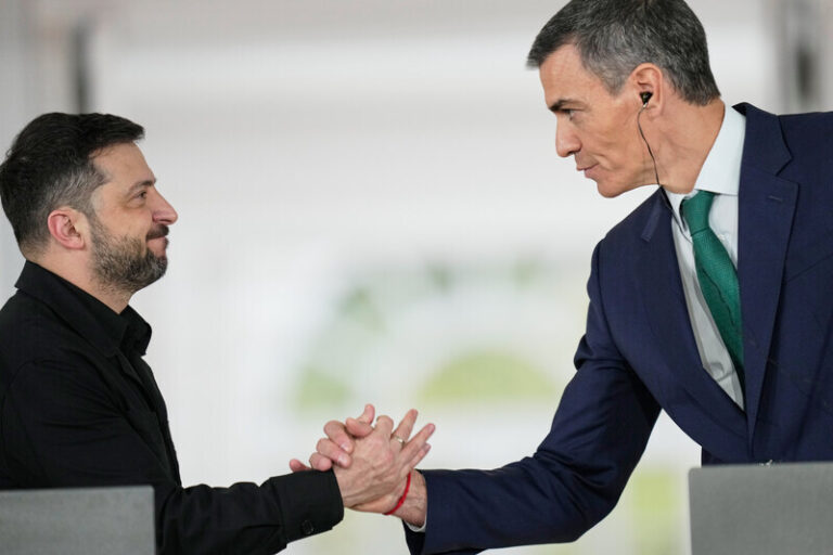 Španělsko pomůže Ukrajině více než 800 miliony eur, řekl jeho premiér Zelenskému