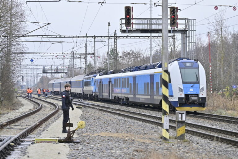 Na Českobudějovicku se srazily vlaky, desítky zraněných, čtyři těžce