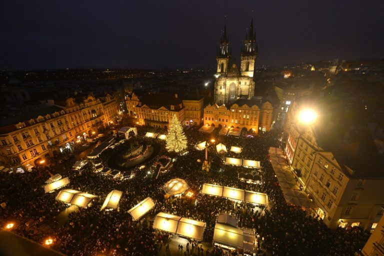 Tisíce lidí se přišly podívat na rozsvícení vánočního stromu v centru Prahy