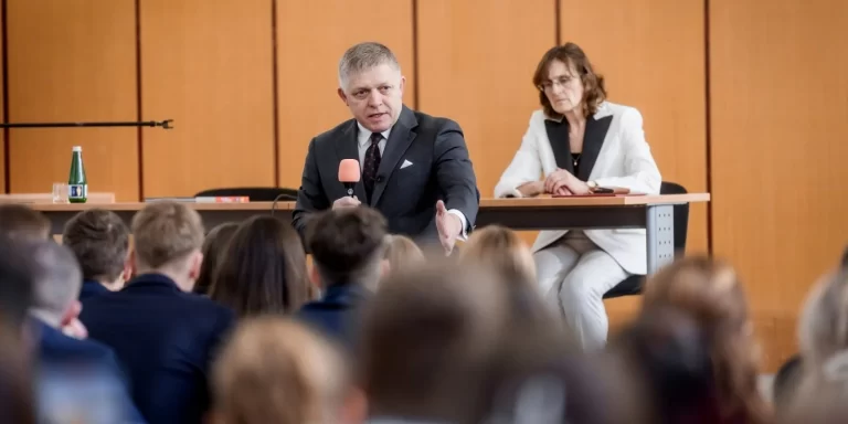 Fico proti školákům: slovenská mládež není připravena klanět se Kremlu