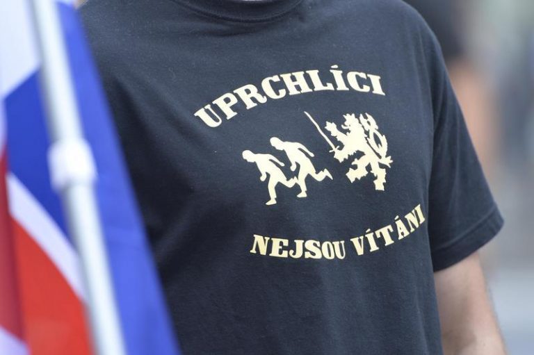 Výzkum: Češi mají k migrantům neutrální až mírně negativní postoj