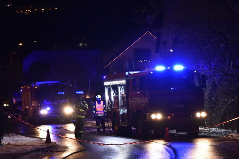 Výbuch dekorace v bytě panelového domu v Pardubicích zranil dva lidi