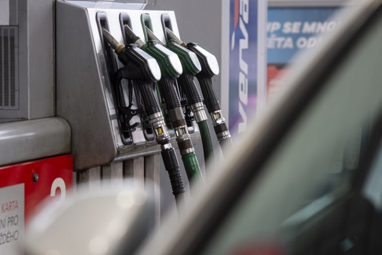 Benzin je nejlevnější za více než čtyři roky, klesá i cena nafty